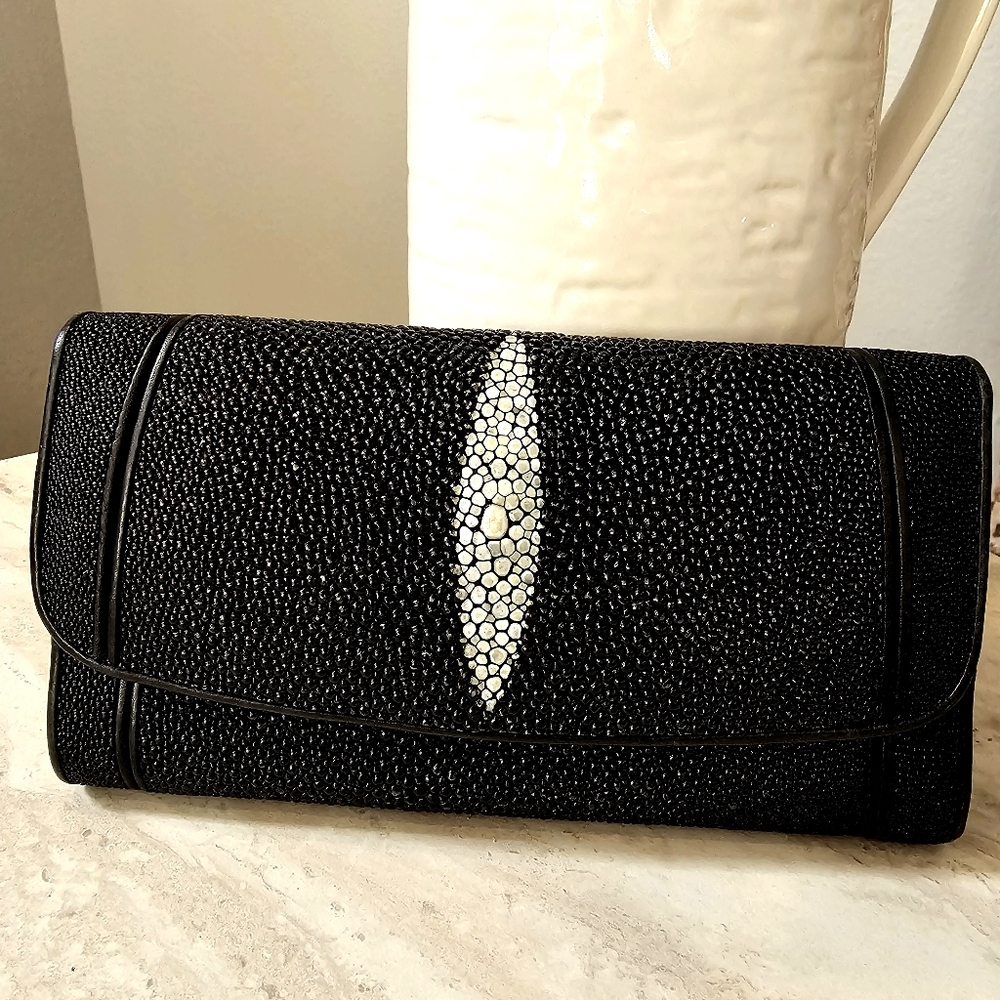 Pebble Black Clutch Stingray Skin Trifold Wallet Magnetic Closure